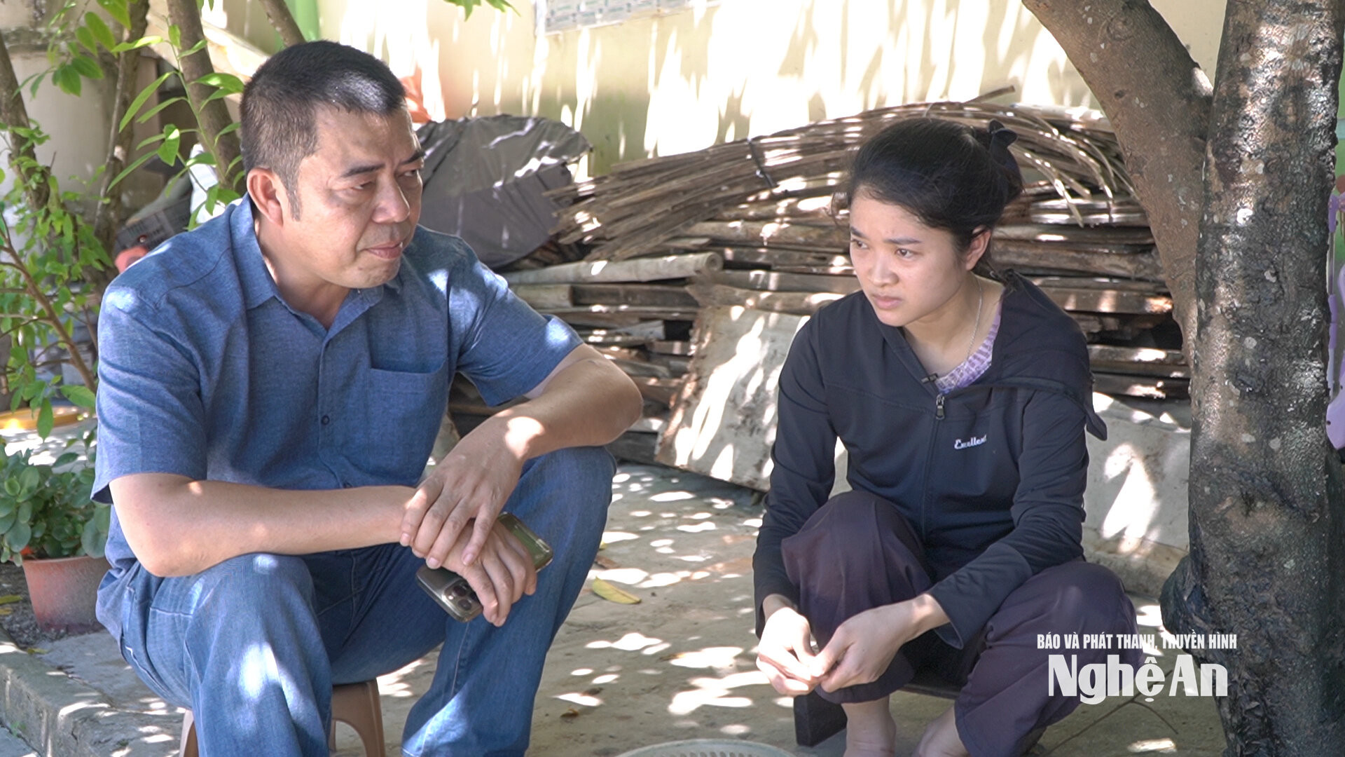 Chị Trang tr&ograve; chuyện c&ugrave;ng ph&oacute;ng vi&ecirc;n chương tr&igrave;nh &ldquo;Nhịp cầu nh&acirc;n &aacute;i&rdquo;