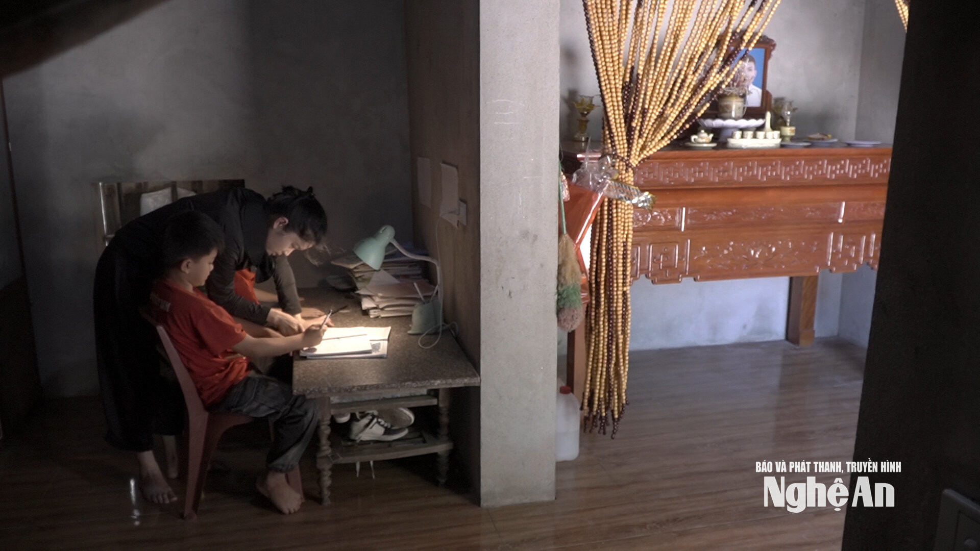 G&oacute;c học tập của 2 cậu b&eacute; mồ c&ocirc;i cha