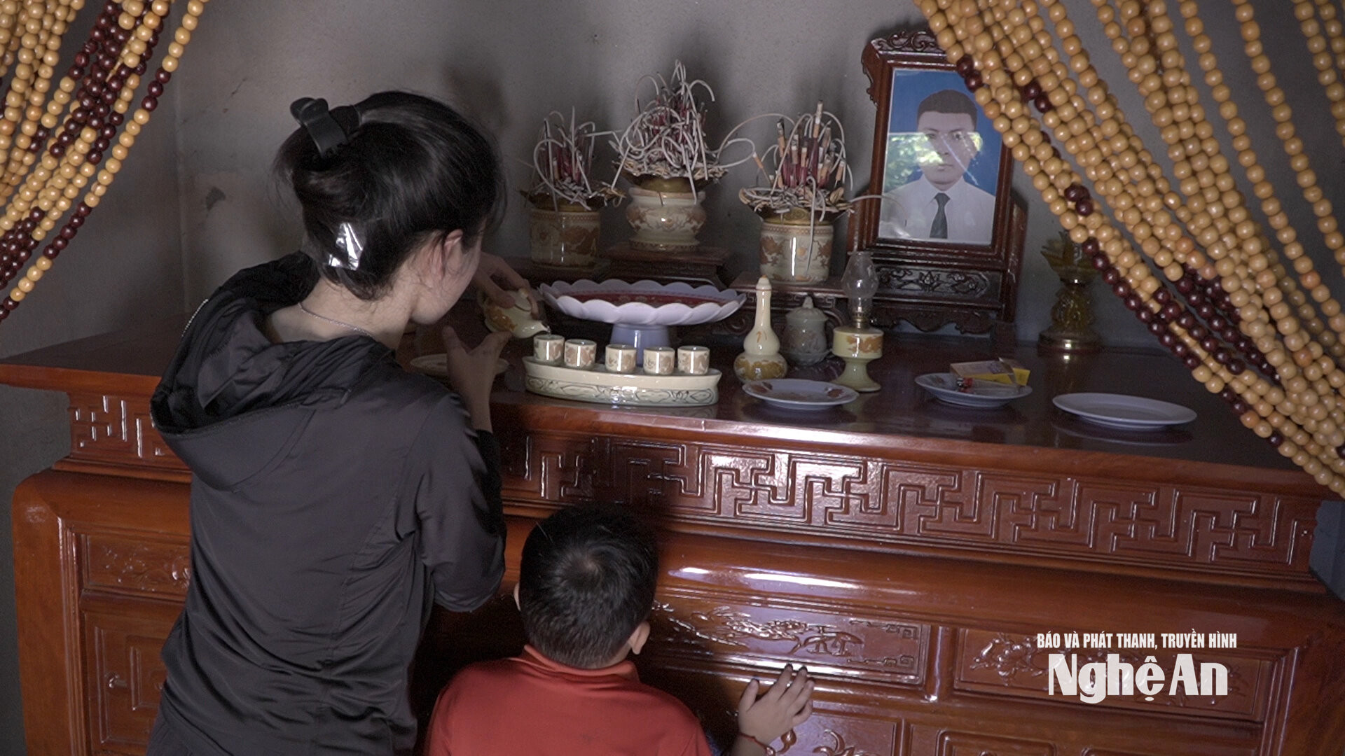 Mẹ con chị Trang b&ecirc;n b&agrave;n thờ chồng