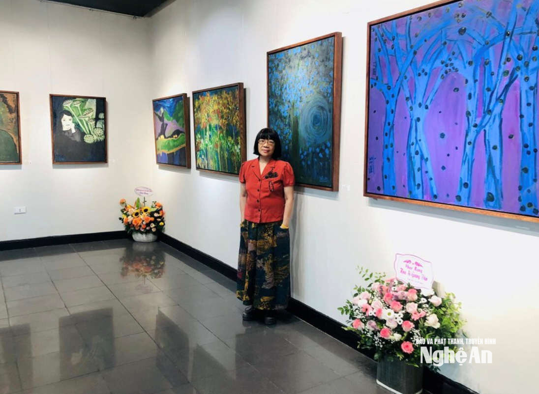 Họa sĩ Giáng Vân tại triển lãm VÂN- 2023. Ảnh NVCC