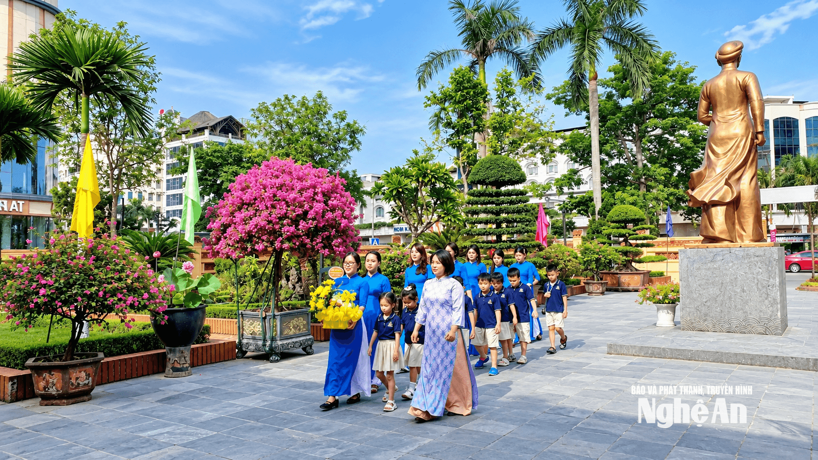 Nhân dịp Ngày Phụ nữ Việt Nam 20/10, du khách đến Nhà lưu niệm thắp hương tri ân nữ anh hùng Nguyễn Thị Minh Khai – người đấu tranh cho quyền lợi phụ nữ, cho độc lập, tự do của dân tộc và người mẹ đã nén tình riêng vì nghĩa lớn.
