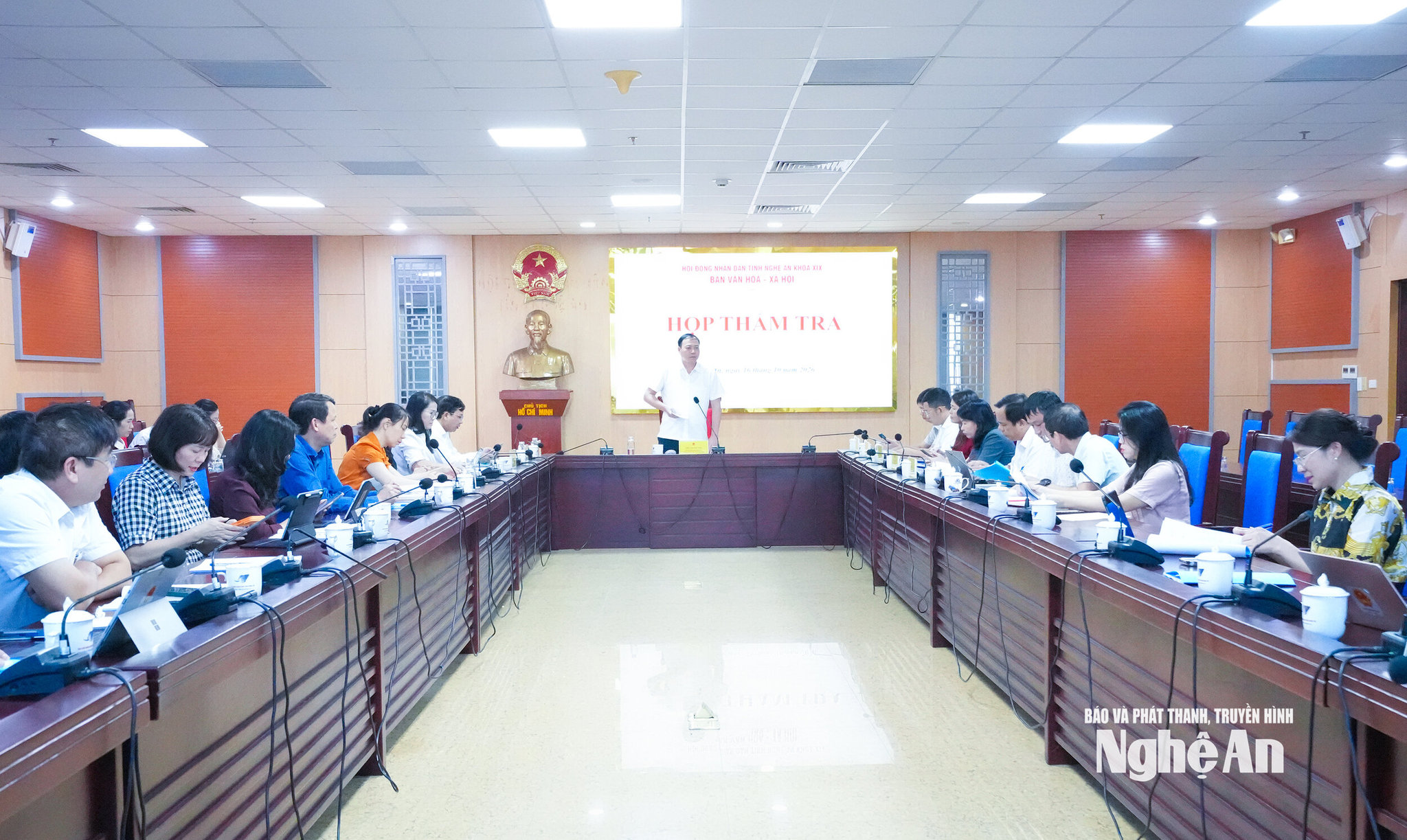 Quang cảnh cuộc họp thẩm tra. Ảnh: Mai Hoa