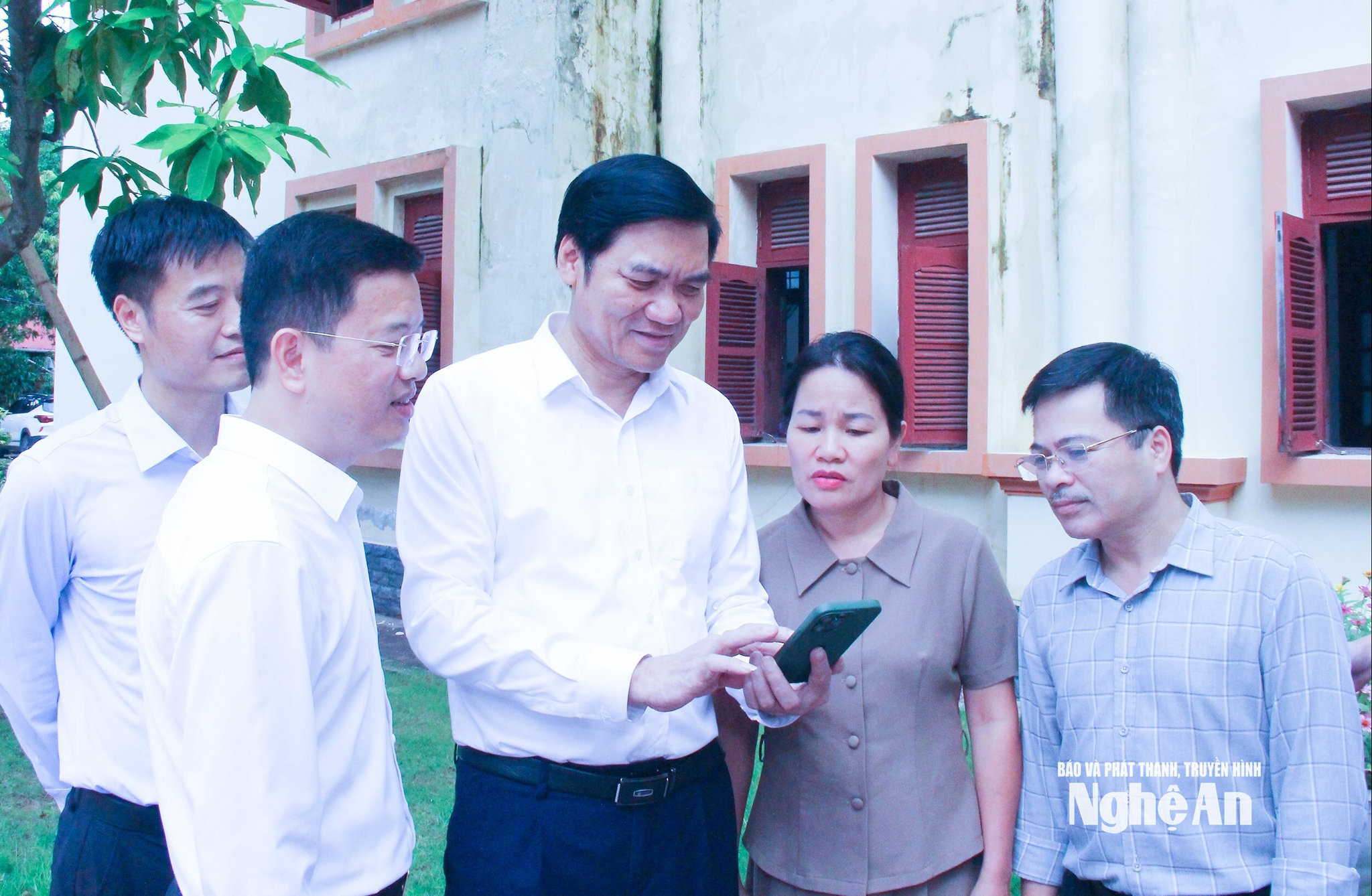 bna_1dong-chi-hoang-nghia-hieu-pho-bi-thu-thuong-truc-tinh-uy-chu-tich-hdnd-tinh-trao-doi-voi-lanh-dao-can-bo-van-phong-tinh-uy-ve-chuyen-doi-so.-anh-mai-hoa-0ebd3.jpg