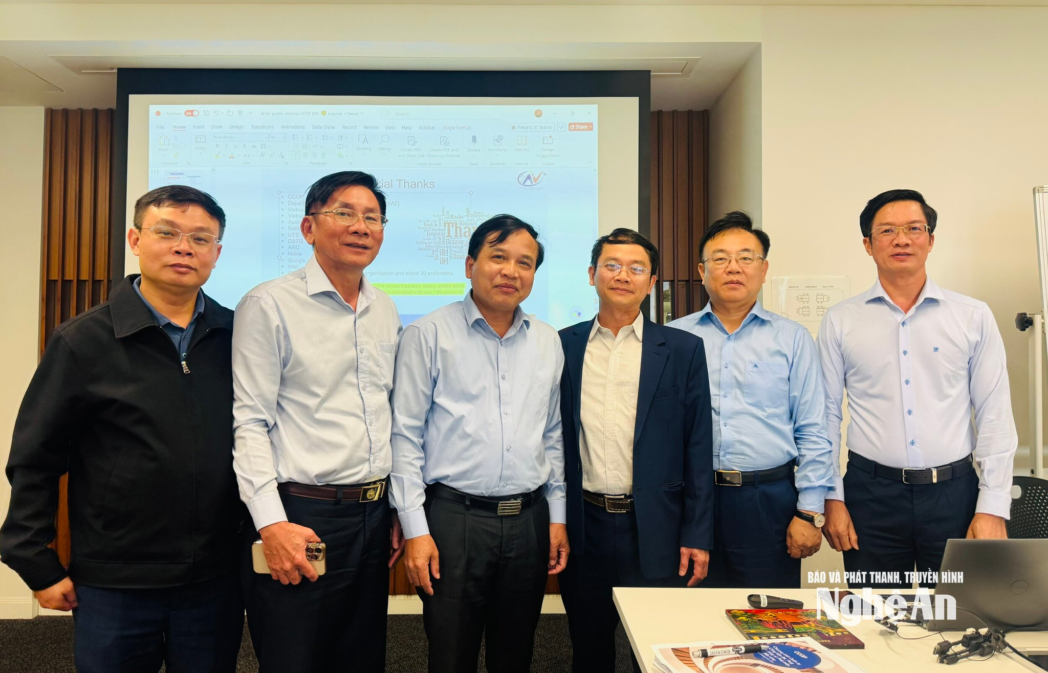 Giáo sư Diep N. Nguyen - Trưởng phòng thí nghiệm 5G/6G, Giám đốc Trung tâm Công nghệ Chiến lược Úc - Việt Nam, ĐH Công nghệ Sydney (thứ 3, từ phải sang) và một số học viên của Khoá học về Quản trị công.