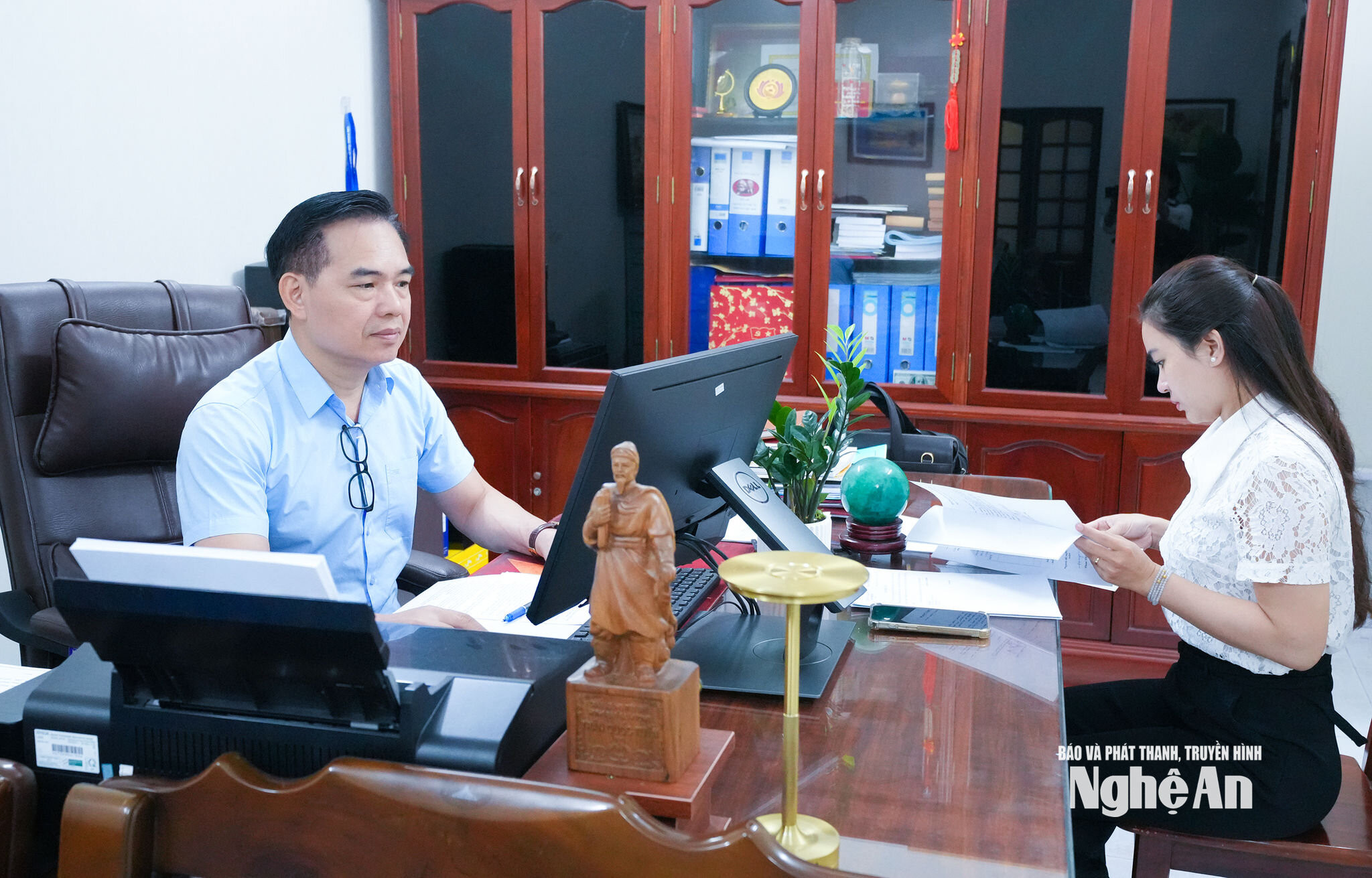Cán bộ, chuyên viên Văn phòng Tỉnh uỷ trong giờ làm việc. Ảnh Mai Hoa
