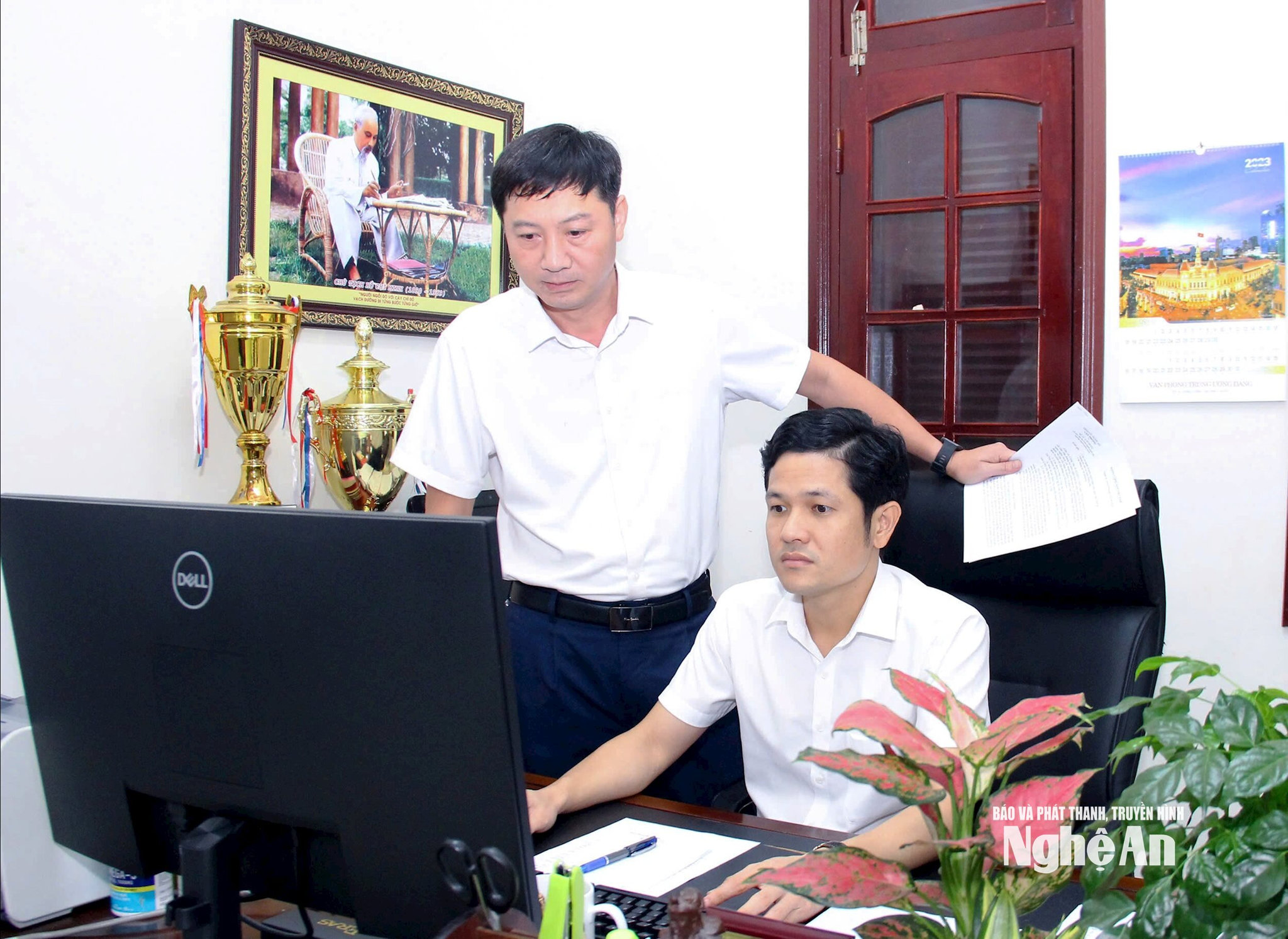 Cán bộ Phòng Tài chính, Văn phòng Tỉnh ủy rà soát, tổng hợp, tham mưu dự toán ngân sách năm 2026. Ảnh Mai Hoa
