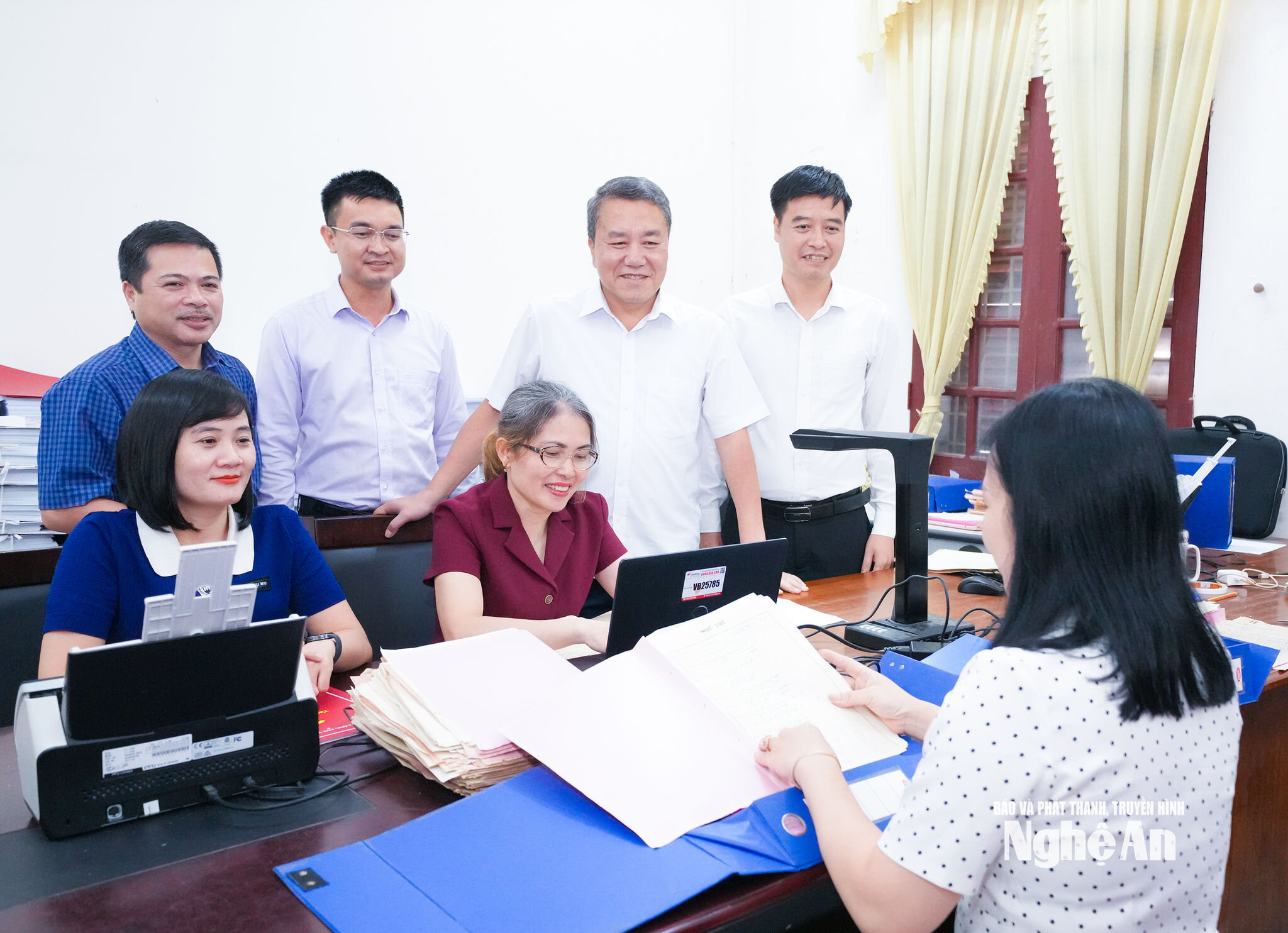 Lãnh đạo Văn phòng Tỉnh uỷ kiểm tra tiến độ số hóa tài liệu tại Lưu trữ Tỉnh ủy. Ảnh Mai Hoa