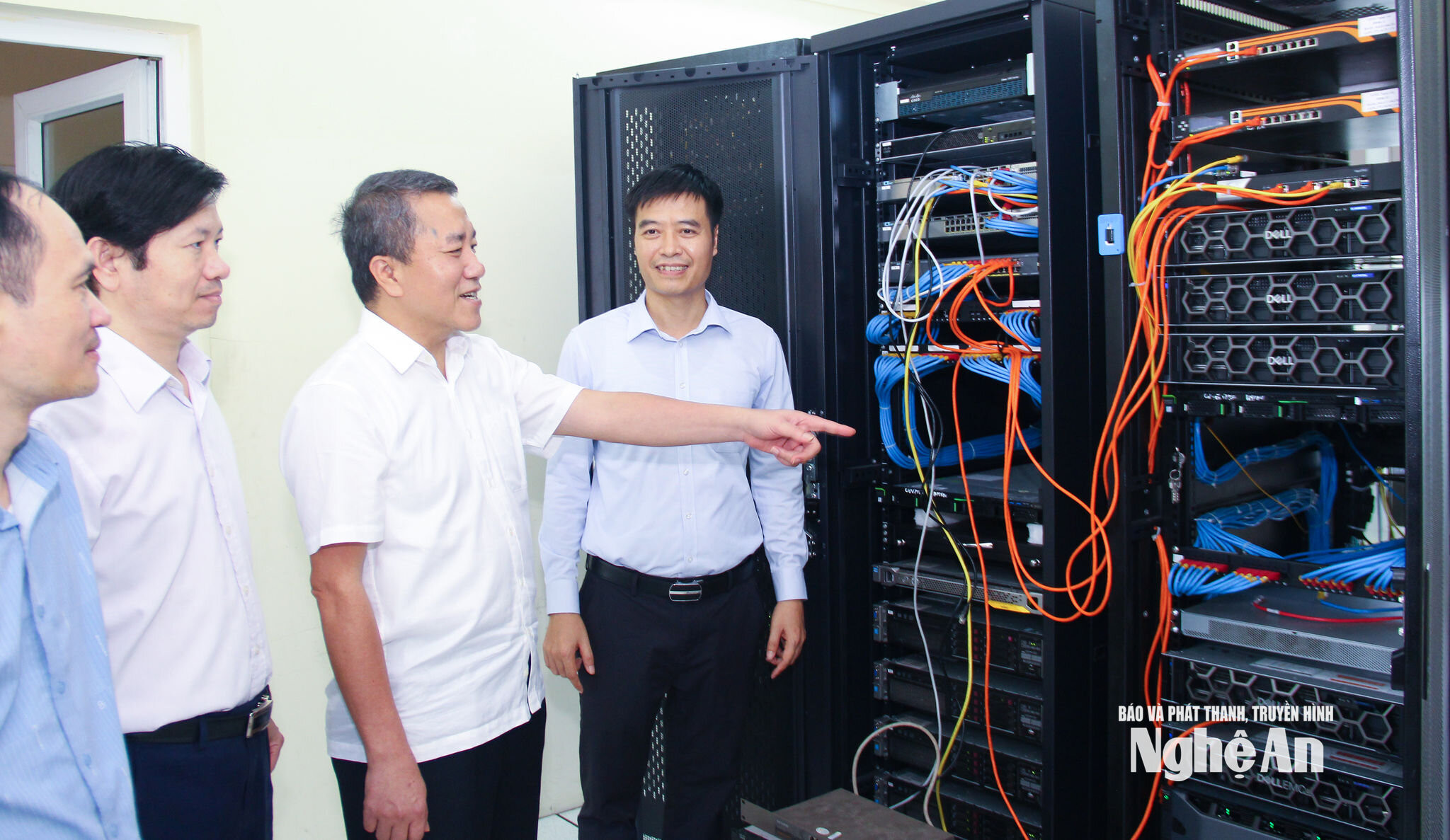 Lãnh đạo Văn phòng Tỉnh uỷ kiểm tra trung tâm dữ liệu của Tỉnh uỷ. Ảnh Mai Hoa