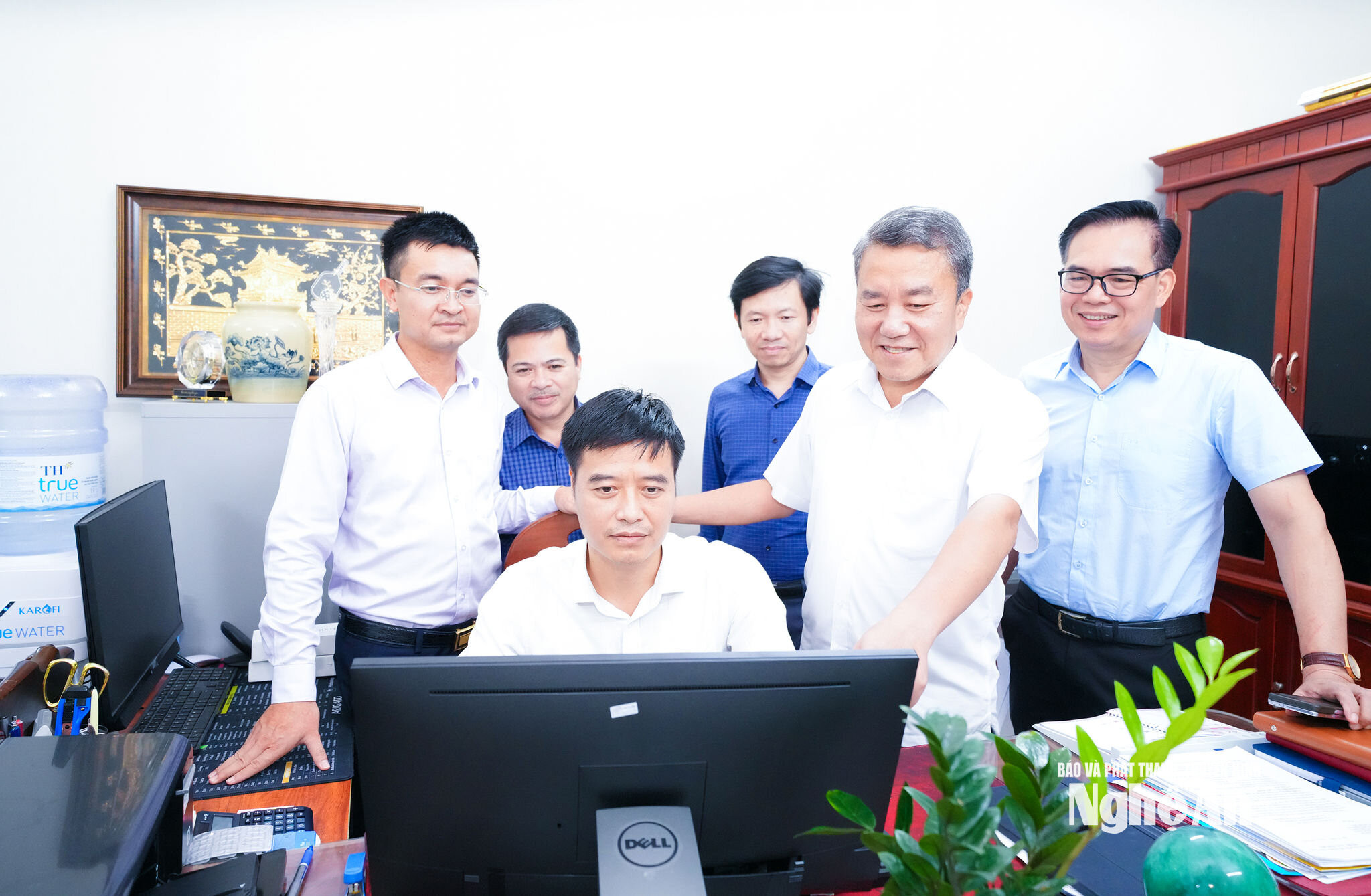 Lãnh đạo Văn phòng Tỉnh uỷ rà soát hệ thống chấm điểm KPI của Tỉnh uỷ. Ảnh Mai Hoa