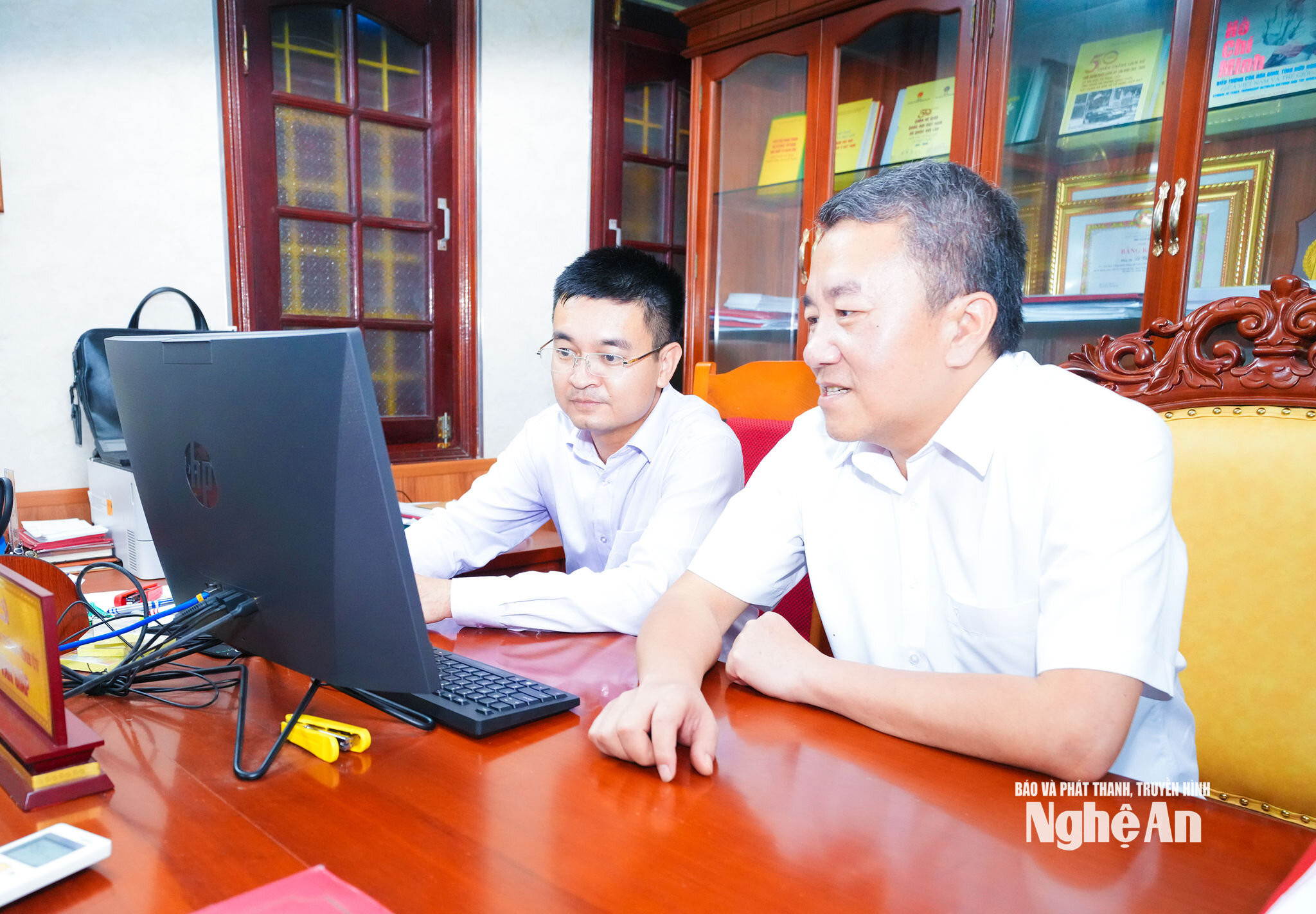 Lãnh đạo Văn phòng Tỉnh uỷ trao đổi về quy trình theo dõi tiến độ công việc. Ảnh Mai Hoa