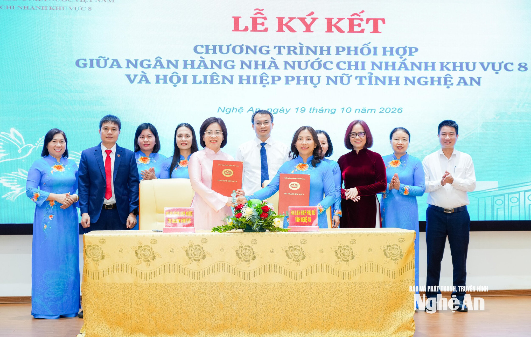 Ký kết Chương trình phối hợp Ngân hàng Nhà nước Chi nhánh Khu vực 8 và Hội Liên hiệp Phụ nữ tỉnh Nghệ An. Ảnh: TL