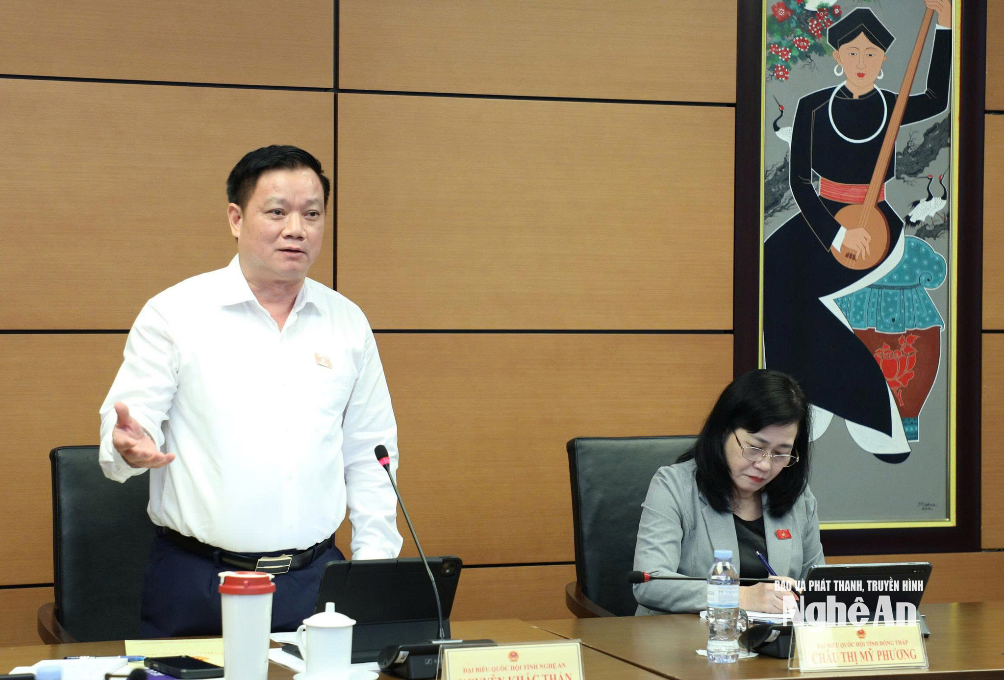 Đại biểu Nguyễn Khắc Thận - Bí thư Tỉnh ủy, Trưởng Đoàn ĐBQH tỉnh phát biểu thảo luận. Ảnh: Khánh Duy