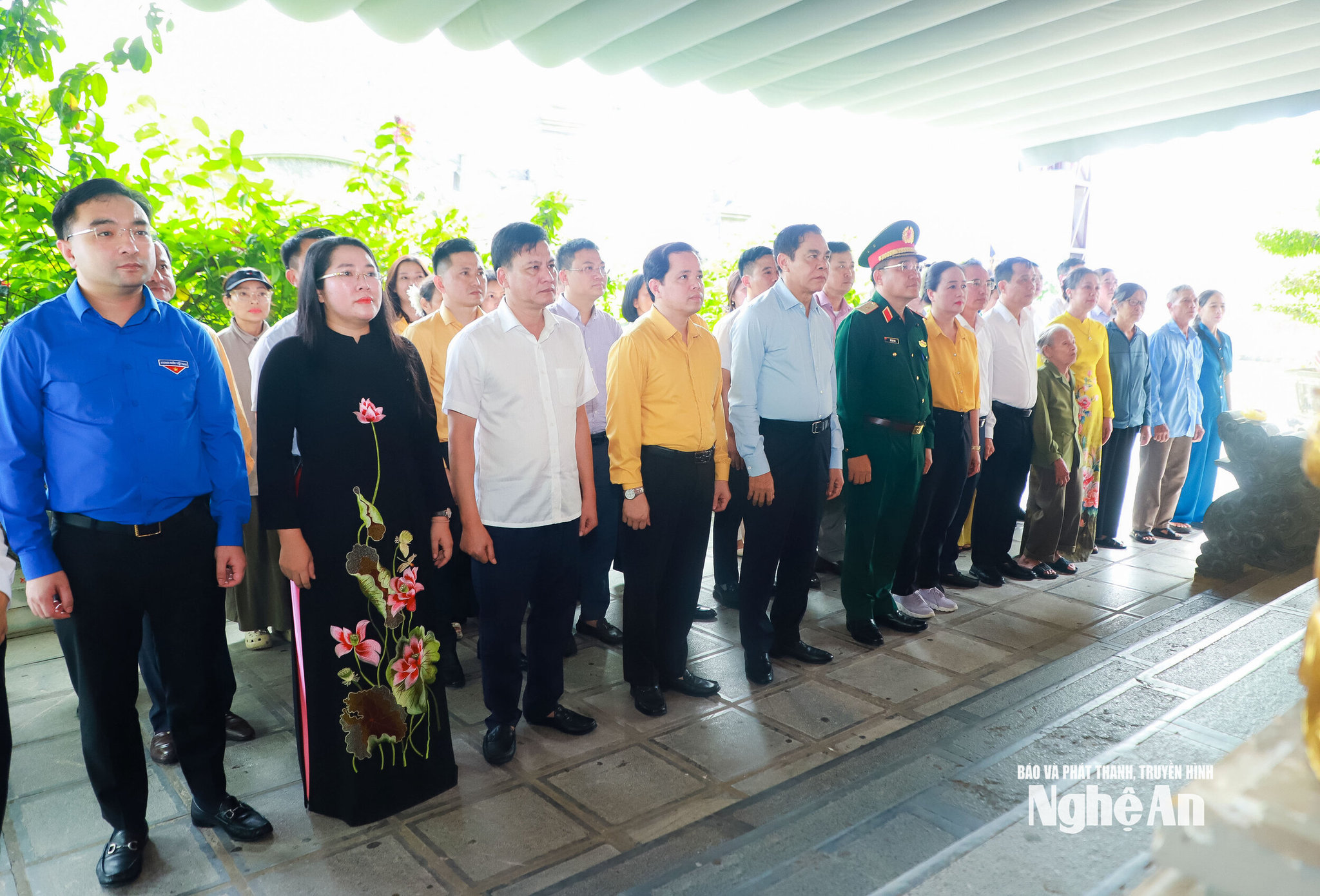 Chủ tịch UBND tỉnh Võ Trọng Hải và các đại biểu về dâng hoa, dâng hương tưởng niệm tại Khu Di tích lịch sử Quốc gia Truông Bồn. Ảnh: Thành Duy