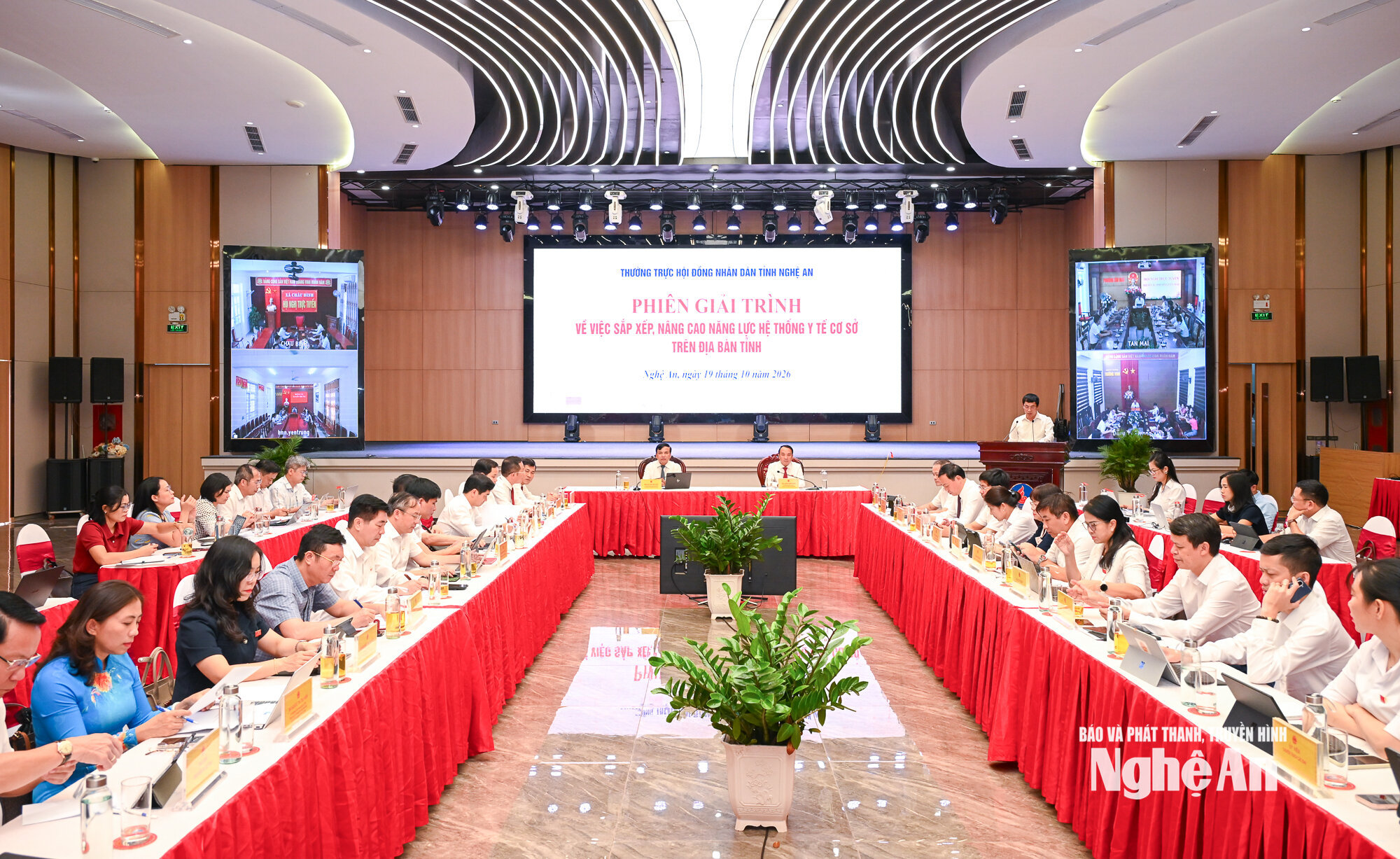 Thường trực HĐND tỉnh tổ chức Phiên giải trình chuyên đề về “Việc sắp xếp và nâng cao năng lực y tế cơ sở trên địa bàn tỉnh”. Ảnh: Thành Cường