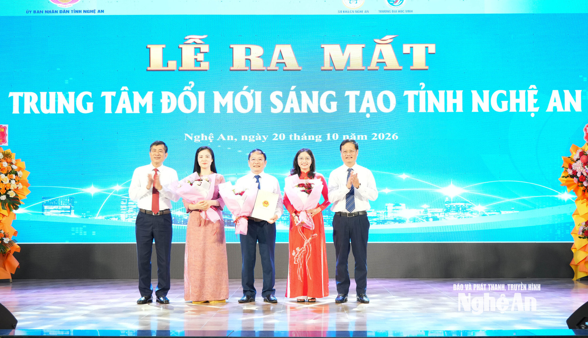 ra mắt