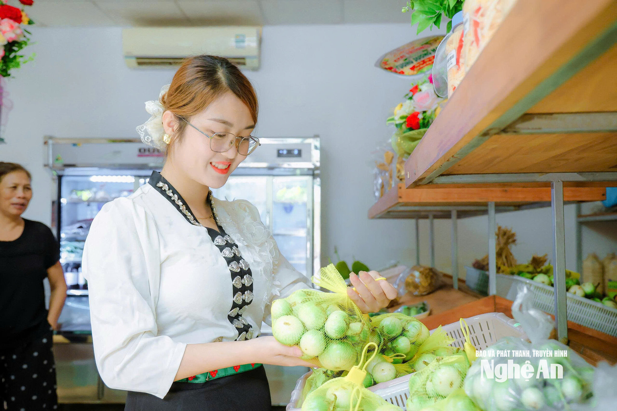 Các nhà sáng tạo nội dung TikTok ở xã Tương Dương tham gia quảng bá đặc sản Cà ngọt Khe Ngậu. Ảnh: Thành Chung