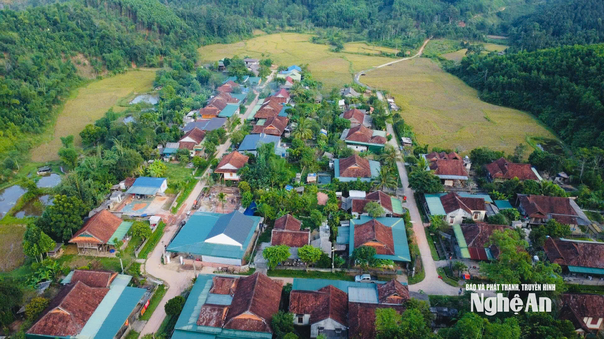 Cụm dân cư Na Hứm, bản Huôi Đừa, xã Thông Thụ nhìn từ trên cao. Ảnh: Võ Hải