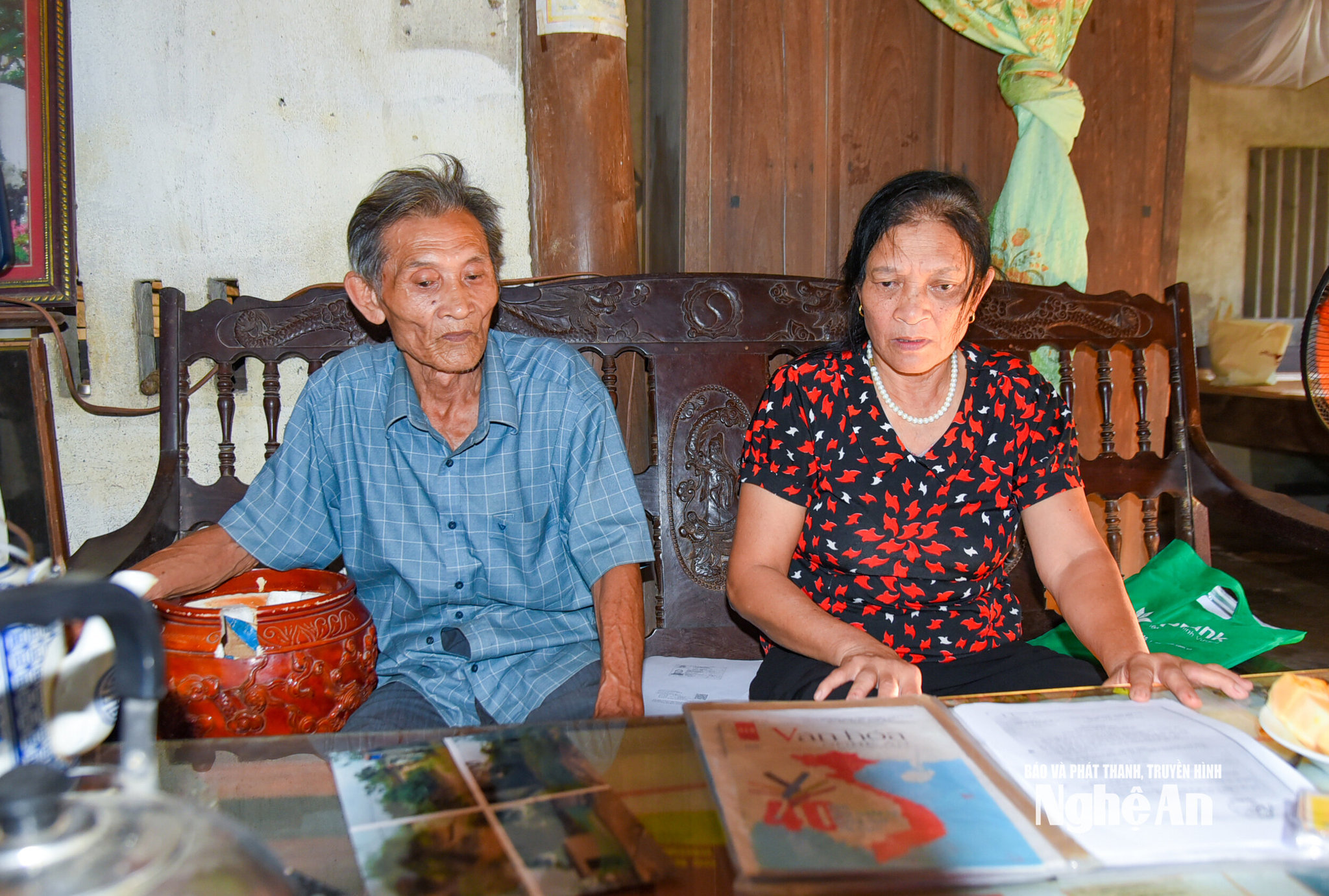 Ông Lưu Văn Tín và bà Lưu Thị Vinh bên những tư liệu về người cha. Ảnh: Minh Quân