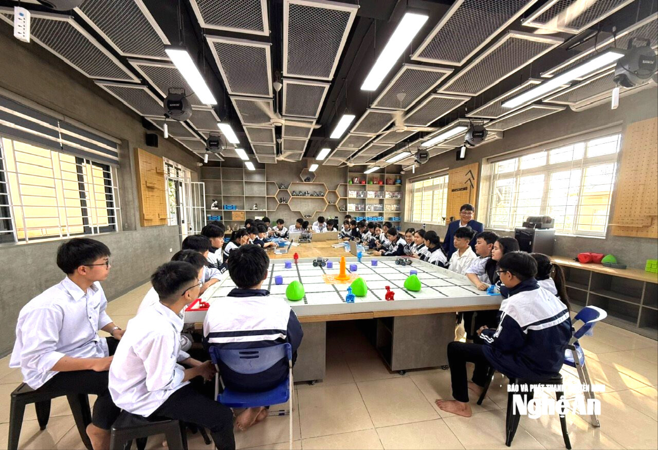 Nghe An strives to digitize 100% of its STEM/STEAM learning spaces.