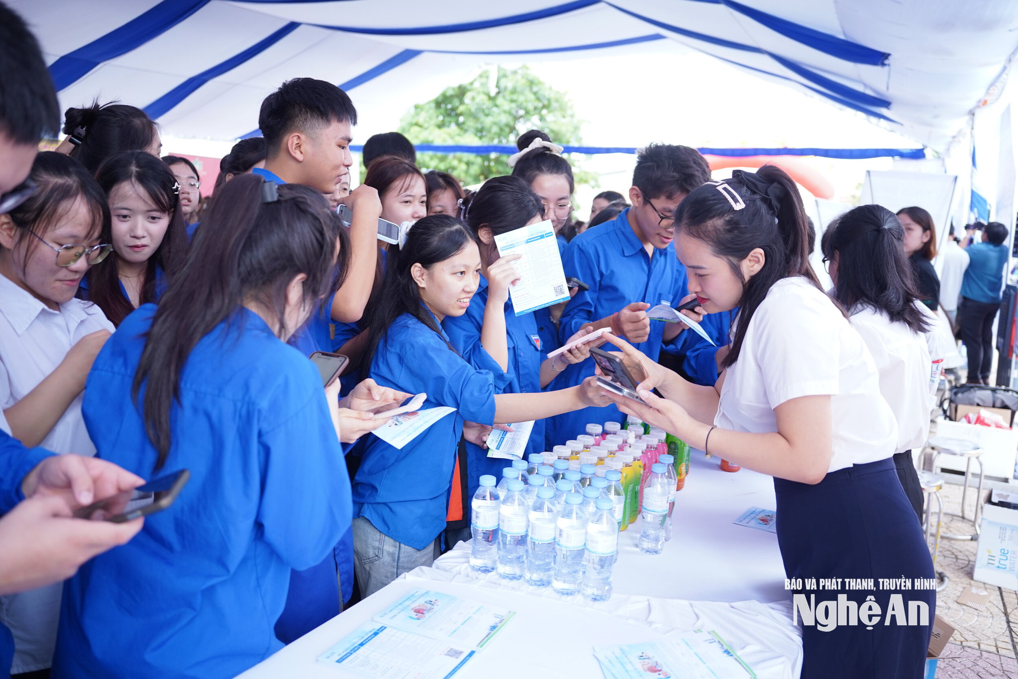 Các bạn trẻ mong muốn tìm được việc làm phù hợp tại quê nhà. Ảnh Quang An