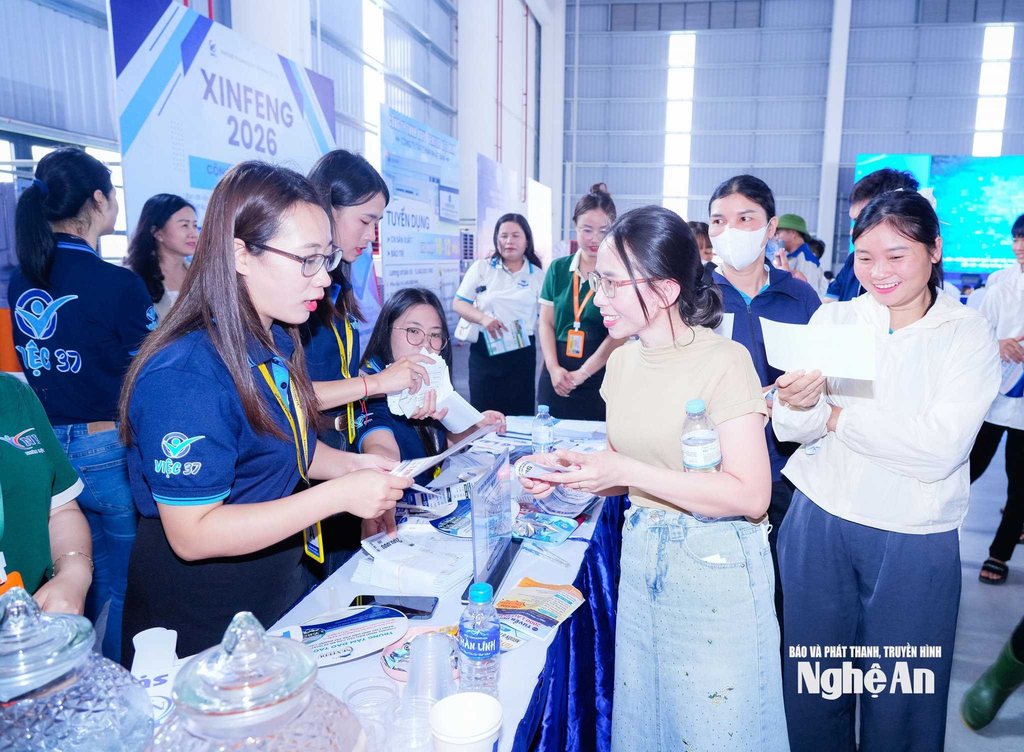 Các doanh nghiệp thu hút lao động tại phiên giao dịch việc làm. Ảnh TL