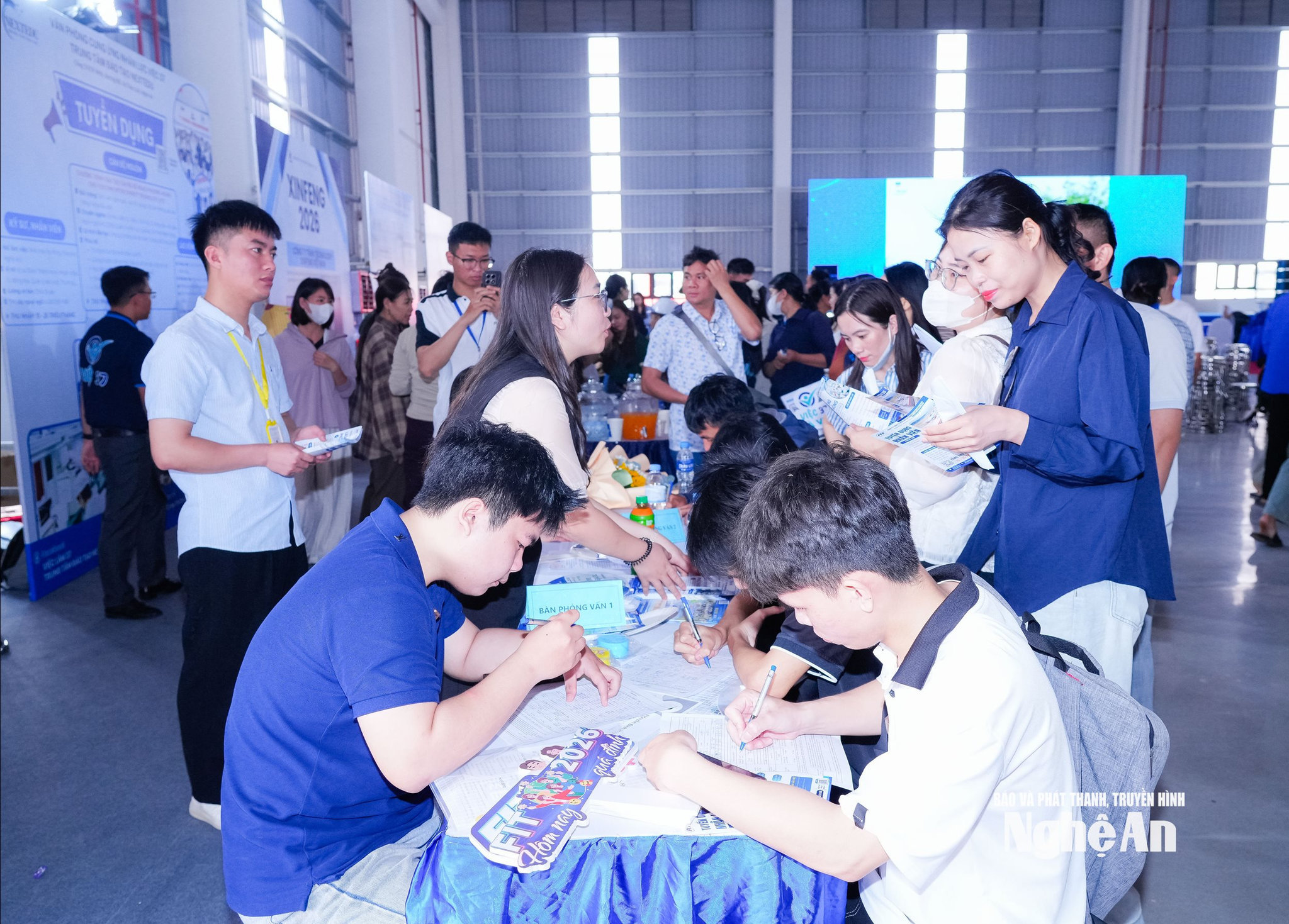 Các doanh nghiệp tư vấn việc làm cho người lao động tại ngày hội việc làm. Ảnh TL