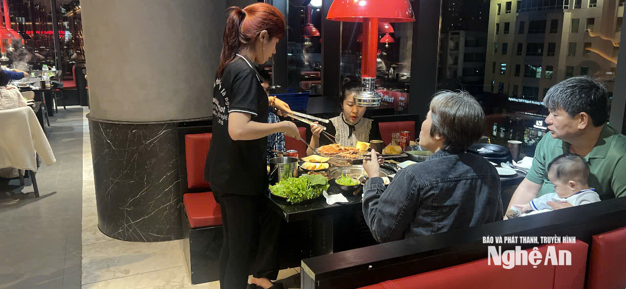 Quán nướng Bongda ở Vincom đang khẩn trương đăng tin tuyển dụng nhân viên chạy bàn chuẩn bị cho vụ Tết. Ảnh Thanh Nga