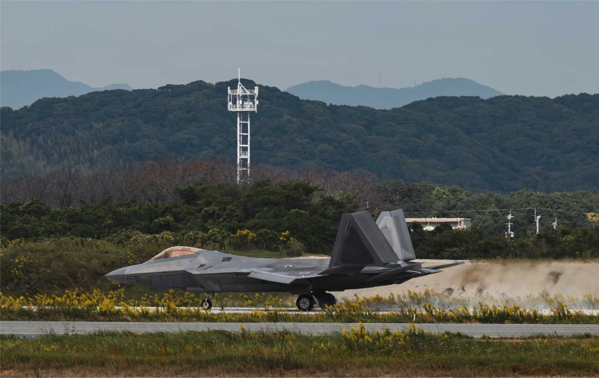 Ukraine receives few Patriot missiles, the US deploys F-22 fighters to ...