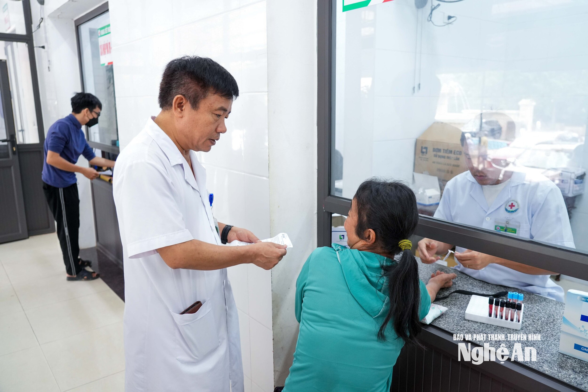 bac-si-luyen-van-trinh-giam-doc-benh-vien-da-khoa-yen-thanh-nam-bat-khao-sat-su-hai-long-cua-nguoi-benh-tai-don-vi.-anh-dinh-tuyen.jpg