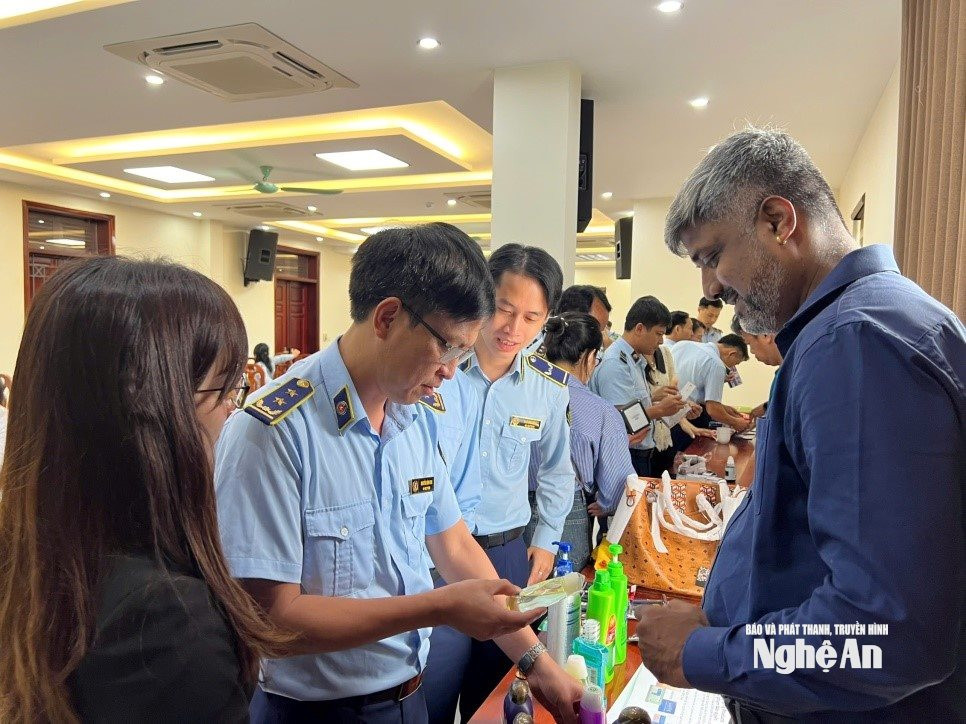 Đại diện các nhãn hàng hướng dẫn phân biệt hàng thật, hàng giả. Ảnh- PV
