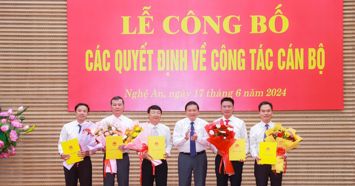Trao quyết định của Chủ tịch UBND tỉnh Nghệ An điều động, bổ nhiệm 5 lãnh đạo sở, ngành