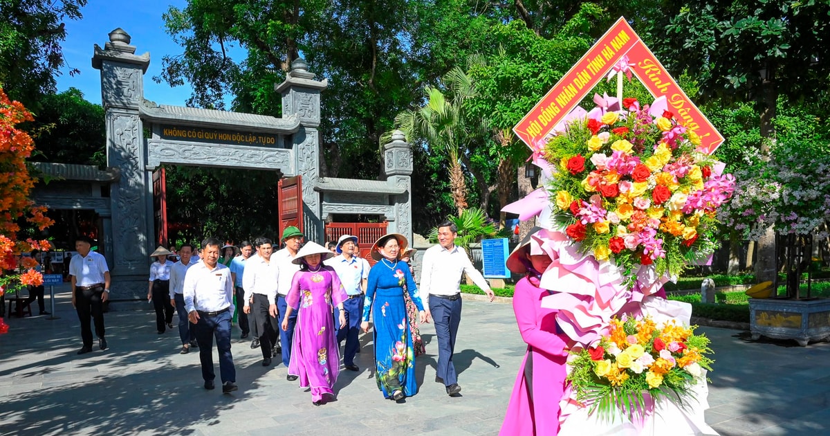 Đoàn công tác HĐND tỉnh Hà Nam dâng hoa tại Khu di tích Quốc gia đặc biệt Kim Liên