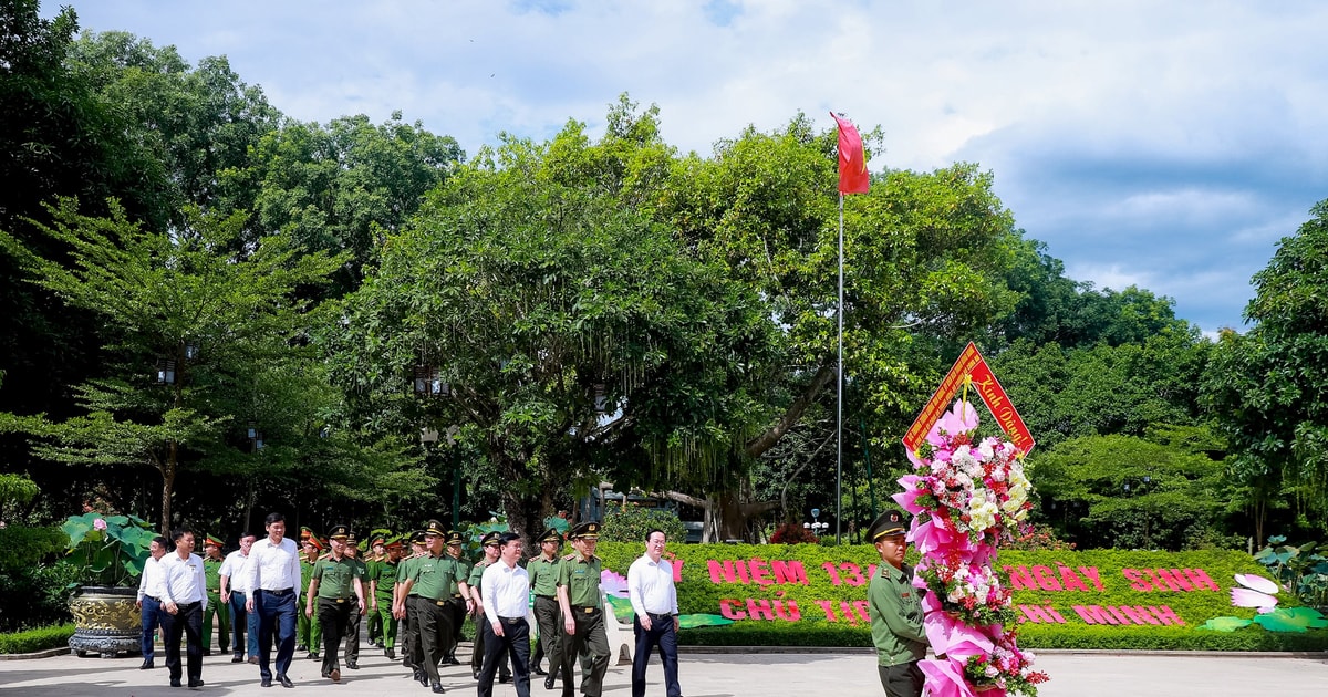 Thượng tướng Lương Tam Quang dâng hoa, dâng hương tưởng niệm Chủ tịch Hồ Chí Minh và các Anh hùng liệt sĩ tại Nghệ An