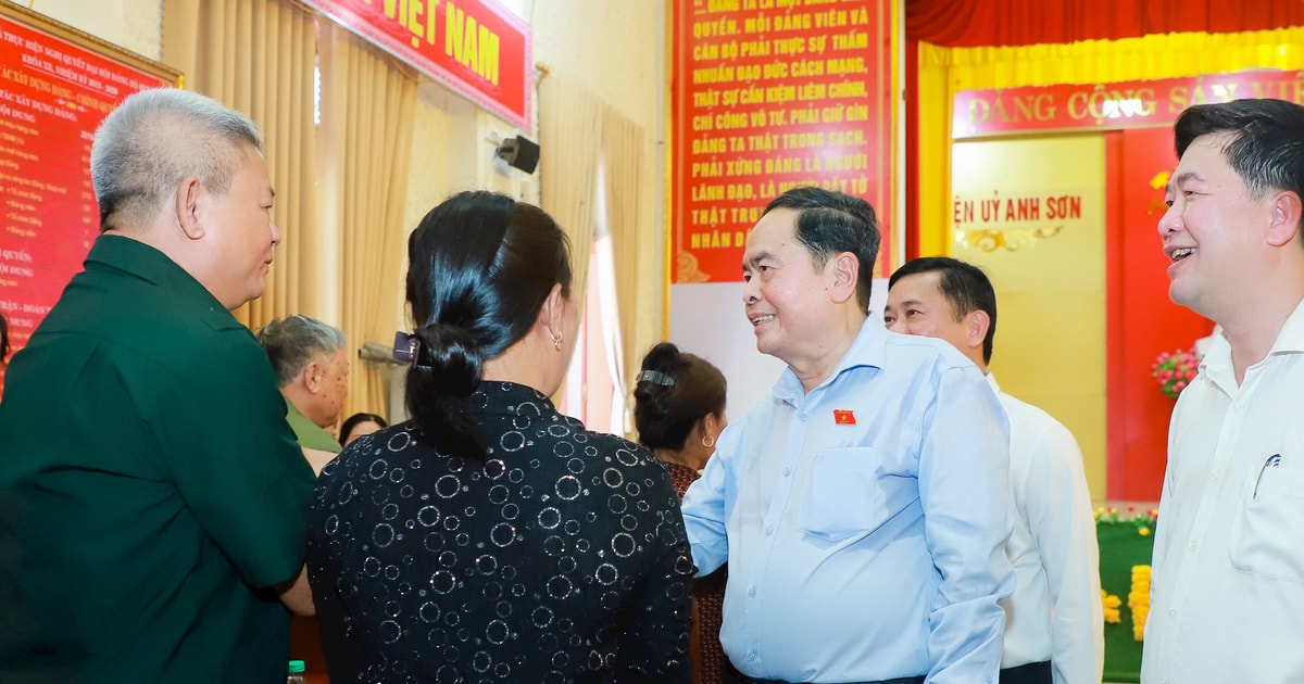 Chủ tịch Quốc hội Trần Thanh Mẫn thăm, tặng quà người có công ở Nghệ An