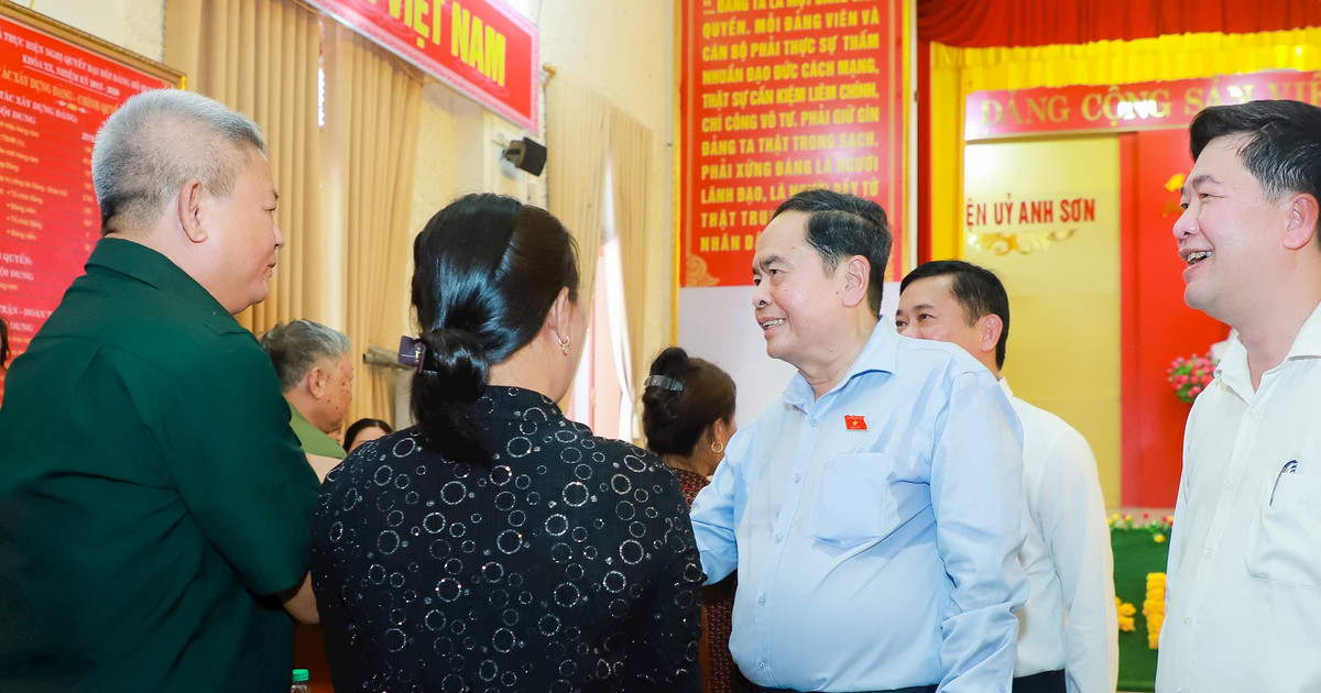 Chủ tịch Quốc hội Trần Thanh Mẫn thăm, tặng quà người có công ở Nghệ An