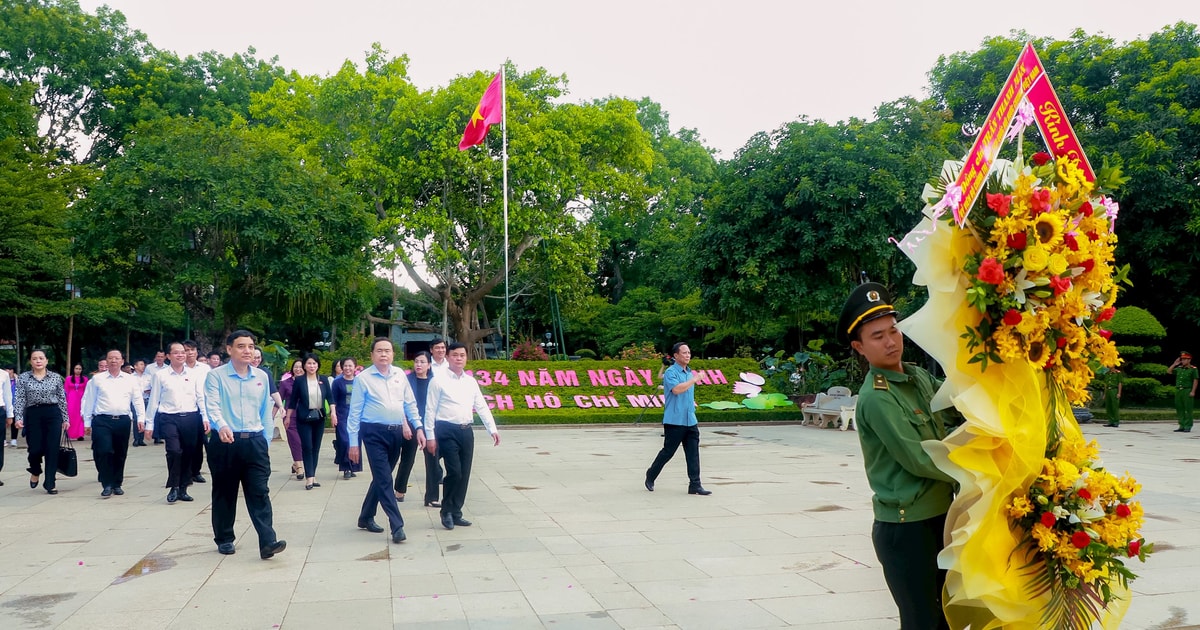 Chủ tịch Quốc hội Trần Thanh Mẫn dâng hoa, dâng hương tưởng niệm Chủ tịch Hồ Chí Minh và các Anh hùng liệt sĩ tại Nghệ An