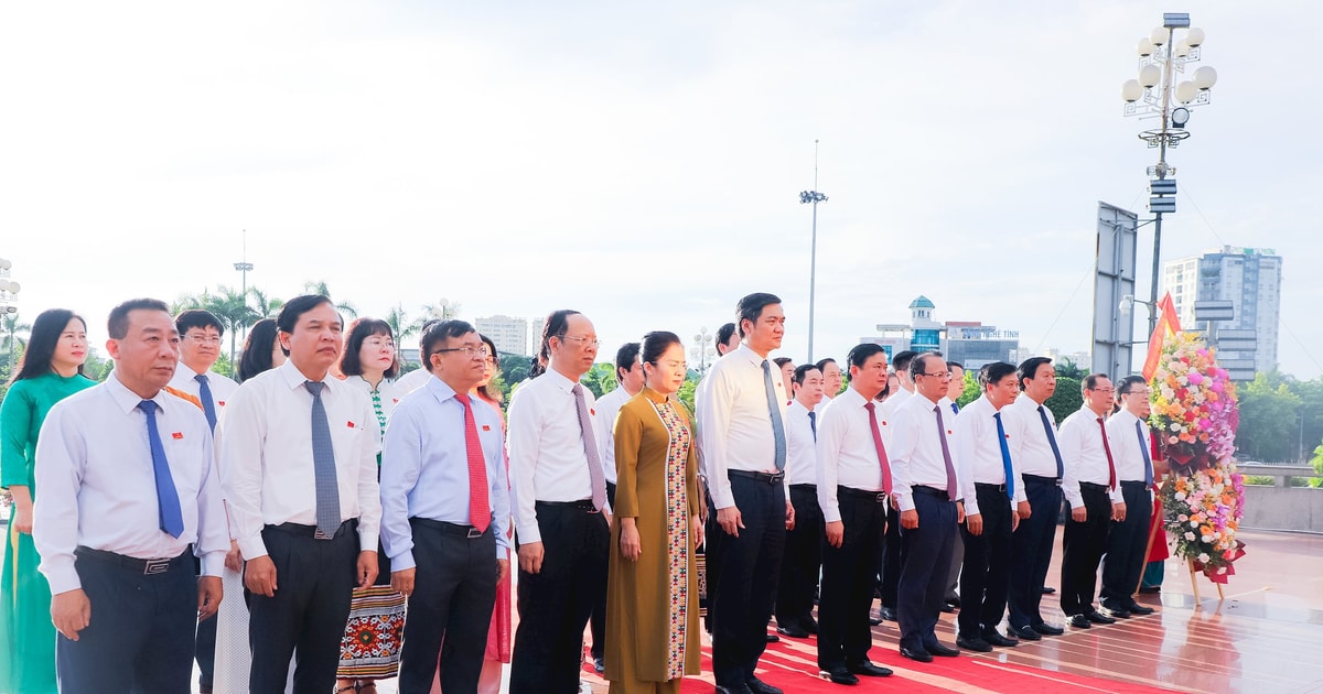 HĐND tỉnh Nghệ An dâng hoa tưởng niệm Chủ tịch Hồ Chí Minh