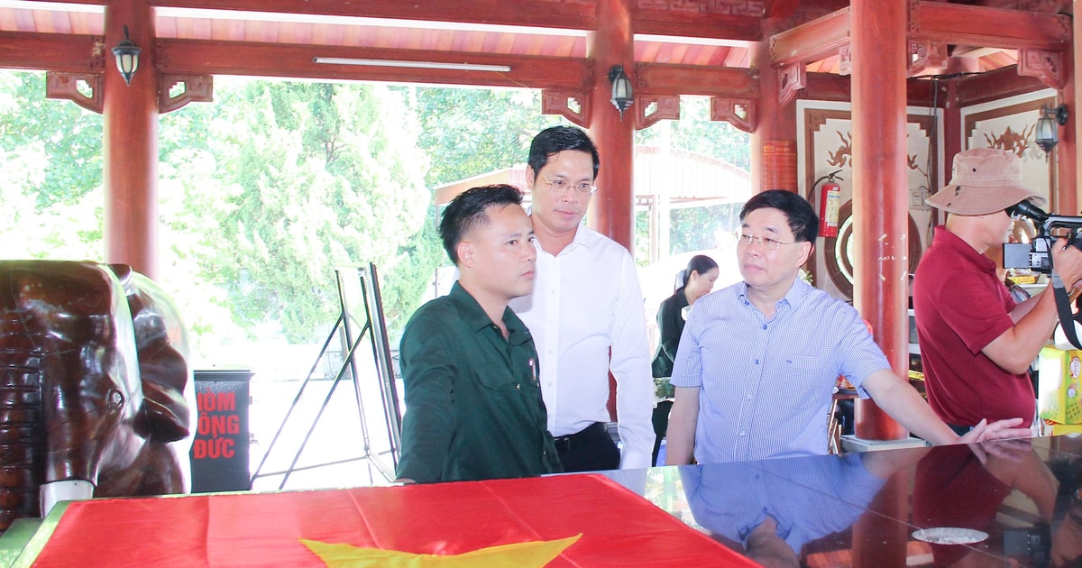 Phó Bí thư Thường trực Tỉnh ủy dâng hương tưởng niệm các anh hùng liệt sĩ và tặng quà tri ân các gia đình chính sách