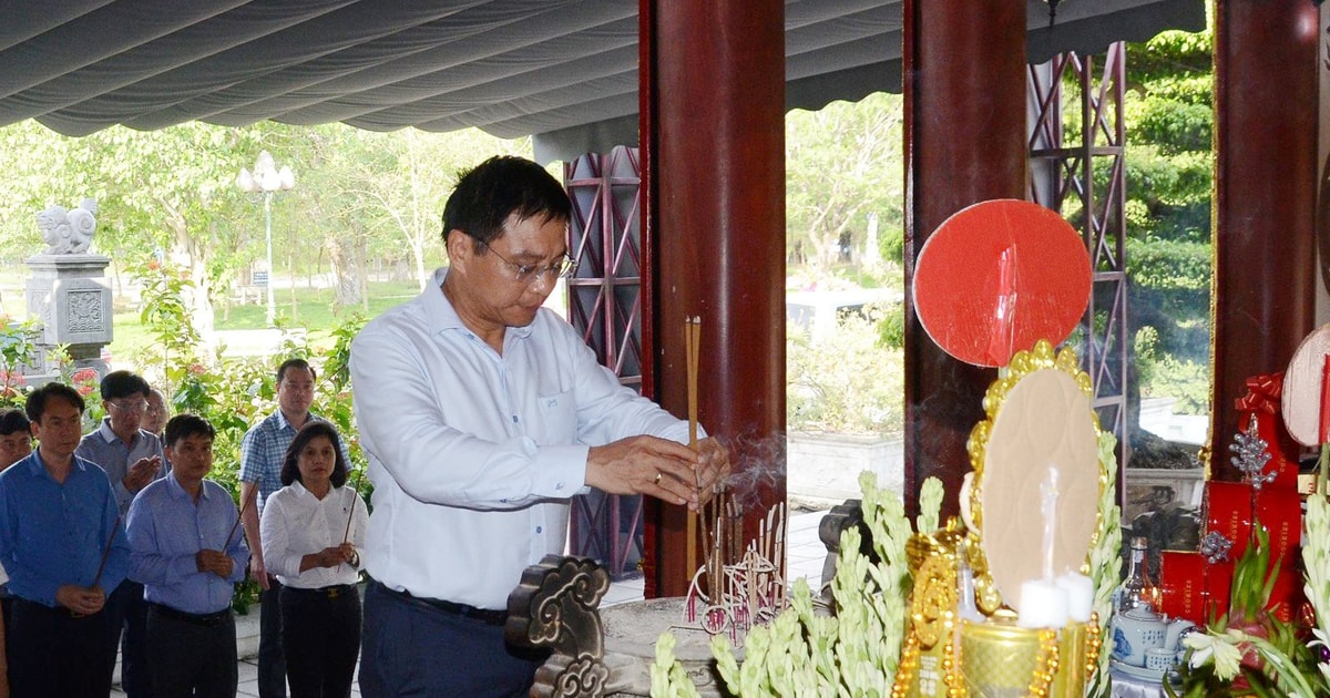 Bộ trưởng Bộ GTVT Nguyễn Văn Thăng dâng hương tại Truông Bồn, Nghệ An