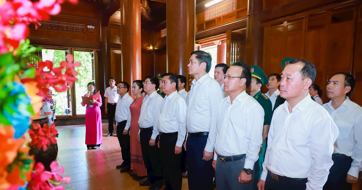 Lãnh đạo tỉnh Nghệ An dâng hoa, dâng hương tưởng niệm Chủ tịch Hồ Chí Minh và các Anh hùng liệt sĩ