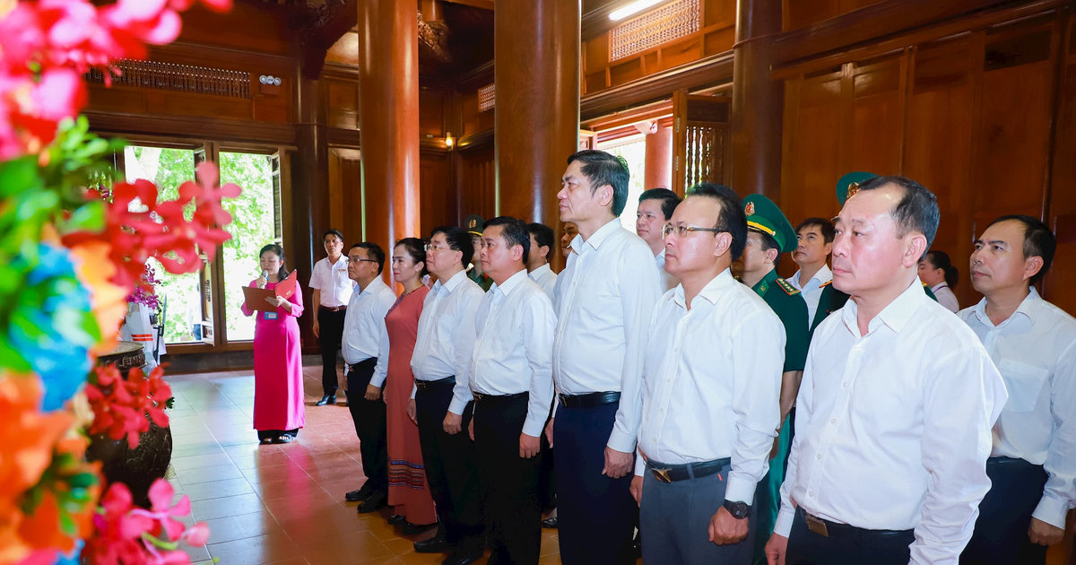 Lãnh đạo tỉnh Nghệ An dâng hoa, dâng hương tưởng niệm Chủ tịch Hồ Chí Minh và các Anh hùng liệt sĩ