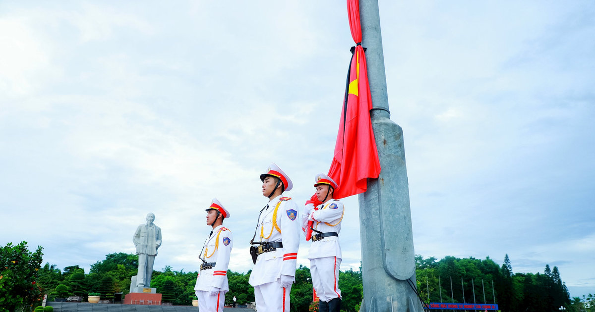 Trang nghiêm Lễ thượng cờ rủ Quốc tang Tổng Bí thư Nguyễn Phú Trọng tại Quảng trường Hồ Chí Minh, thành phố Vinh, Nghệ An