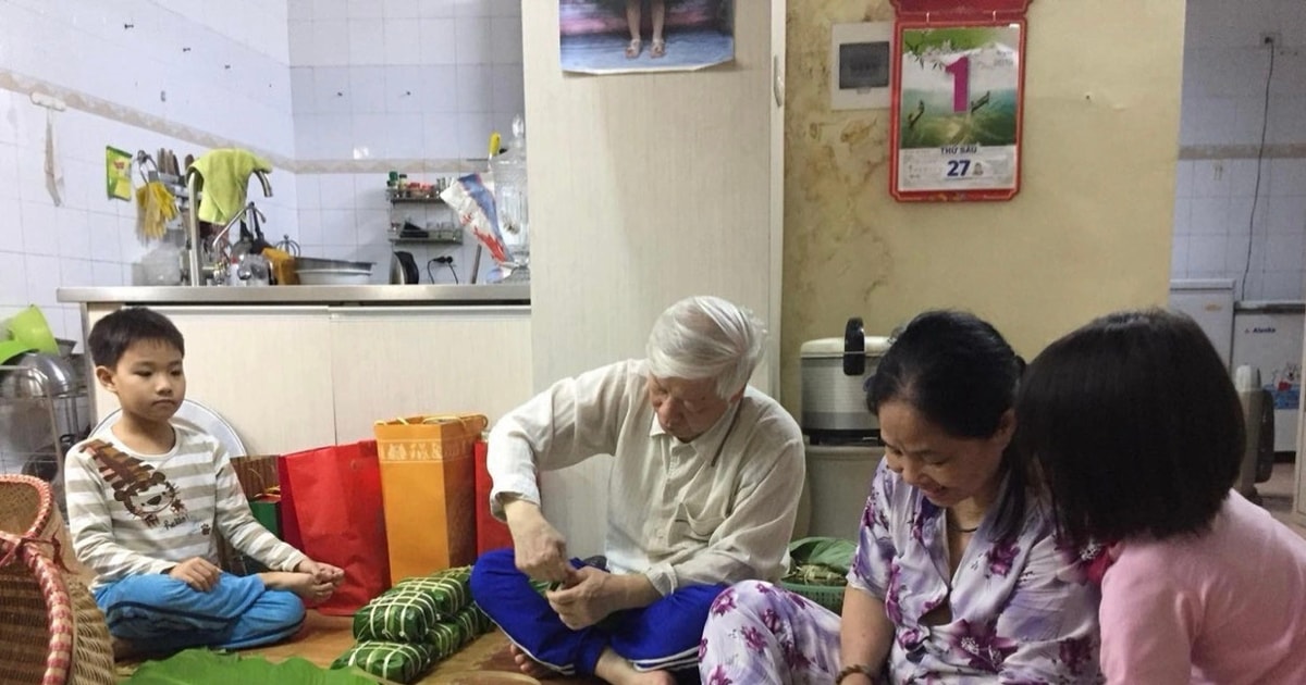 Từ bức ảnh Tổng Bí thư Nguyễn Phú Trọng cùng gia đình gói bánh chưng