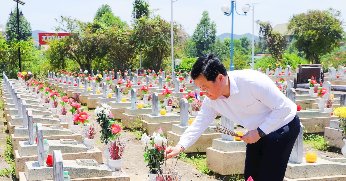 Chủ tịch UBND tỉnh Nguyễn Đức Trung dâng hương tưởng niệm các Anh hùng liệt sĩ