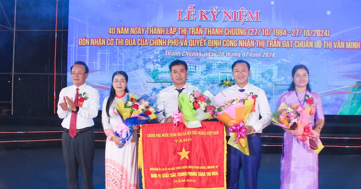 Thị trấn Thanh Chương đón nhận Cờ Thi đua xuất sắc của Chính phủ và công nhận đạt chuẩn đô thị văn minh