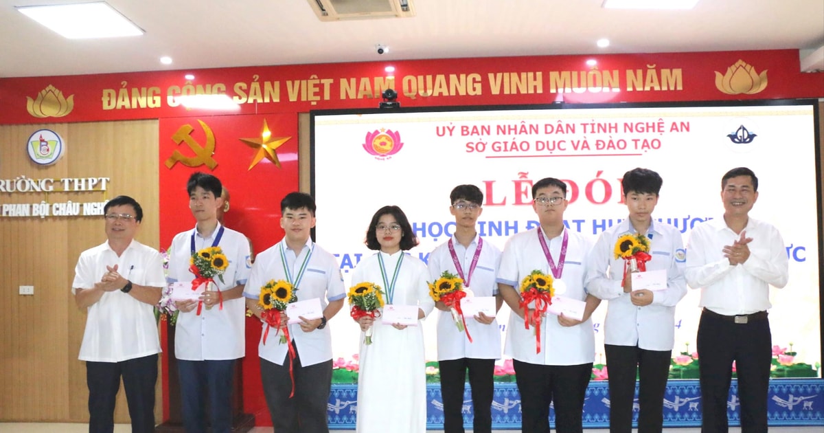 Nghệ An khen thưởng các học sinh đạt giải cao tại các Kỳ thi Olympic Quốc tế và khu vực