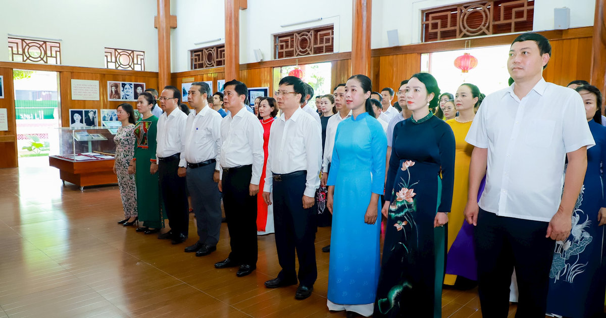 Lãnh đạo tỉnh Nghệ An dâng hương tưởng niệm đồng chí Nguyễn Thị Minh Khai