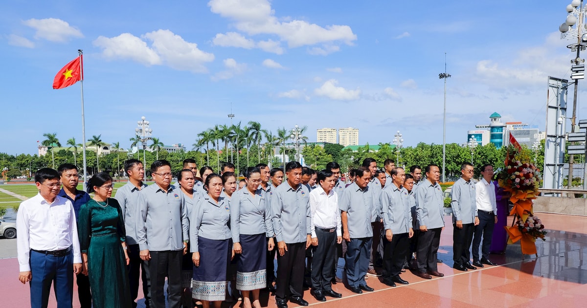 Đoàn đại biểu HĐND tỉnh Bô Ly Khăm Xay, CHDCND Lào dâng hoa tưởng niệm Chủ tịch Hồ Chí Minh
