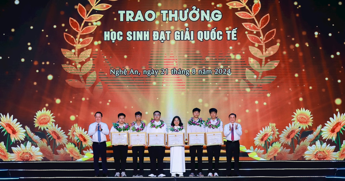 Nghệ An tuyên dương 163 học sinh giỏi quốc tế, quốc gia, đạt điểm cao tại Kỳ thi tốt nghiệp THPT năm 2024
