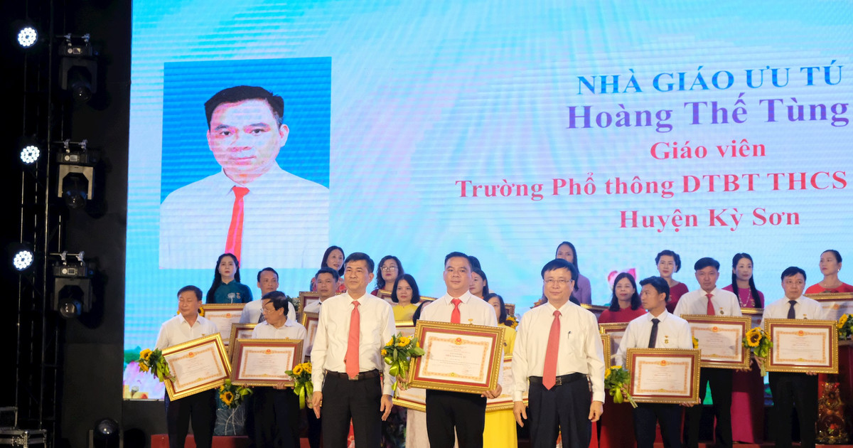 64 giáo viên Nghệ An được trao tặng danh hiệu Nhà giáo Ưu tú